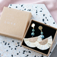 Set de inspiraciones Manos a la obra con la nueva colección de abalorios de cristal con detalles holográficos.