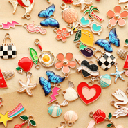 Set de inspiraciones Crea una colección funky con abalorios y dijes metálicos