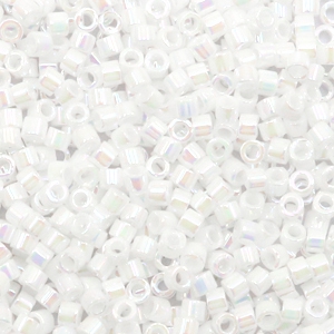 Abalorios Miyuki Delica's 11/0 White pearl AB DB-202