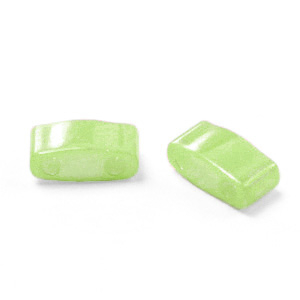 Abalorios Miyuki mitad de tila 5x2.3mm Opaque luster chartreuse green HTL-439