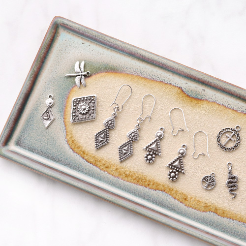 Llaveros y bisuter&iacute;a  de piezas met&aacute;licas DQ con un estilo veraniego