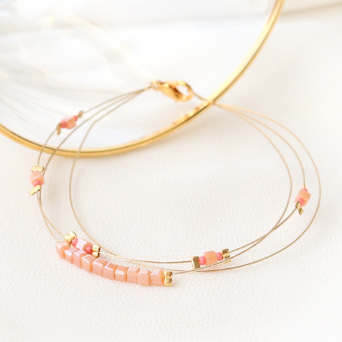 Elegantes pendientes y pulseras con los abalorios faceteados cubo