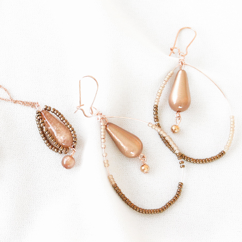 &iexcl;Causa furor con los pendientes hechos a base de abalorios Polaris Elements gota!