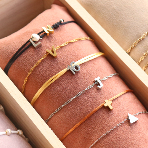 Puedes crear joyas personalizadas con los nuevos abalorios de letras de acero inoxidable: