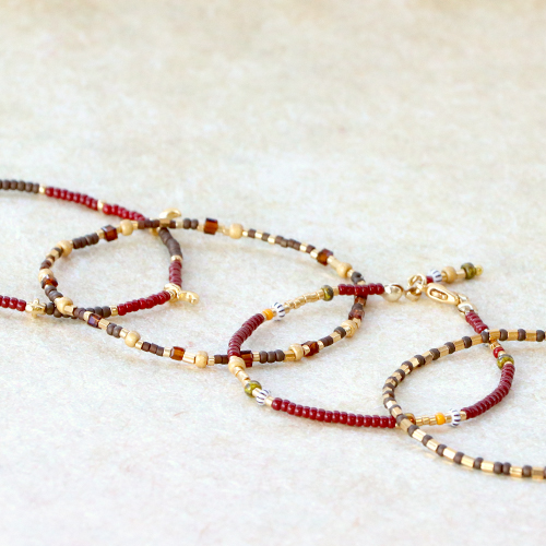  Con los abalorios Miyuki puedes hacer estas pulseras de moda: