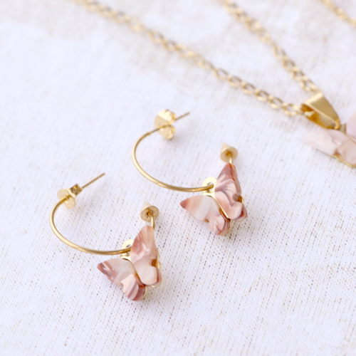 Vea aqu&iacute; c&oacute;mo hacer joyas de moda con colgantes de mariposa de resina