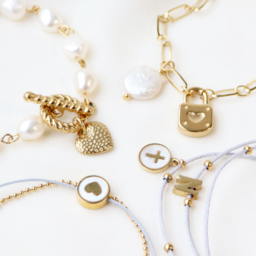 Manos a la obra con perlas de agua dulce, hilo macram&eacute;, hilo encerado y fornituras de acero inoxidable