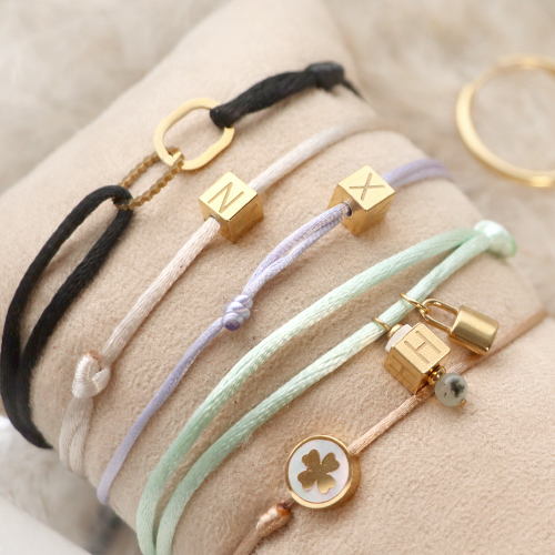 Descubre c&oacute;mo hacer elegante joyer&iacute;a con abalorios de acero inoxidable letras cubo: