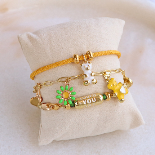 Joyer&iacute;a atractiva con colgantes y abalorios met&aacute;licos de lat&oacute;n