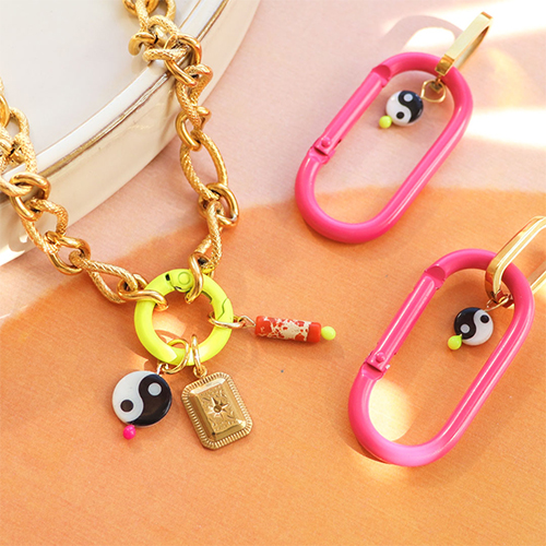 Ponte creativa con las fornituras coloreadas