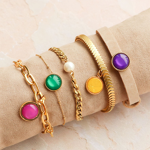 Pulseras y pendientes coordinados con cabuchones