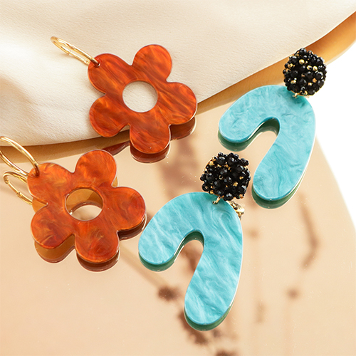 Manos a la obra con los colgantes de resina