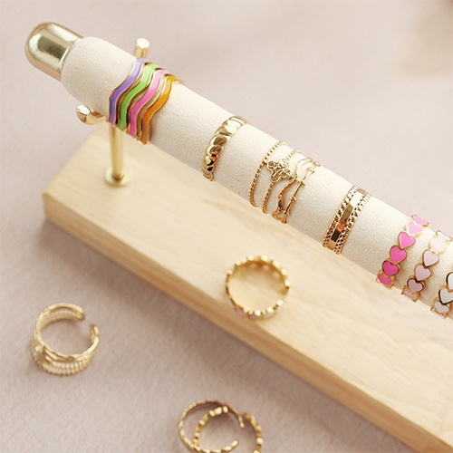 Expositores de joyer&iacute;a ya listos con diversos anillos