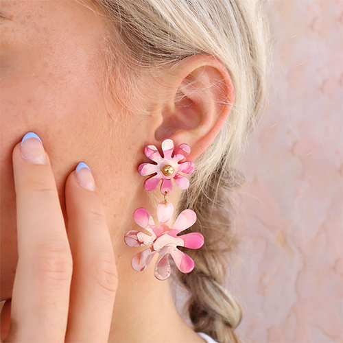 Trucos para crear pendientes llamativos con las flores y corazones Plexx  