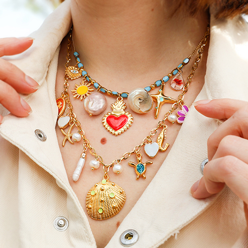 Inspiraci&oacute;n veraniega en joyer&iacute;a con colgantes met&aacute;licos DQ con esmalte