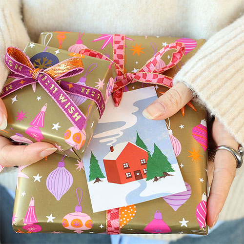 Mezcla & Combina: &iexcl;Crea tu propio look festivo con pins y broches!