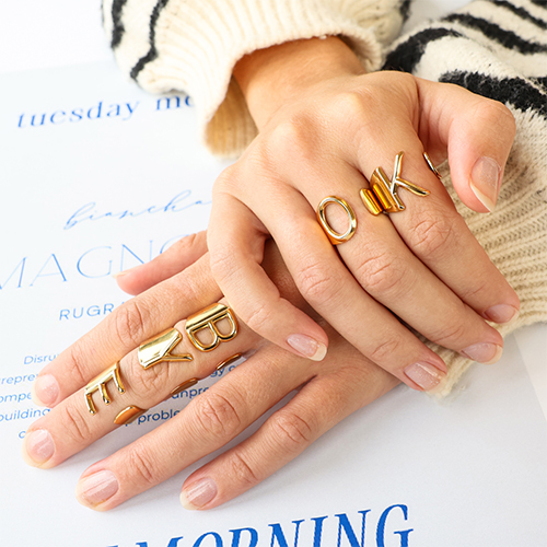 Elegantes anillos de acero inoxidable