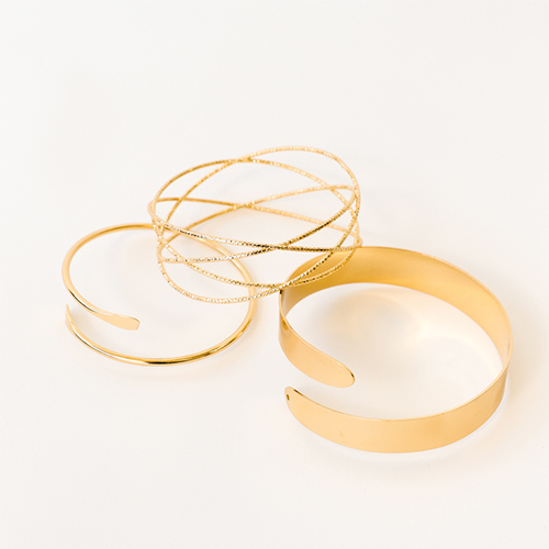 Aires de festival veraniego con brazaletes met&aacute;licos