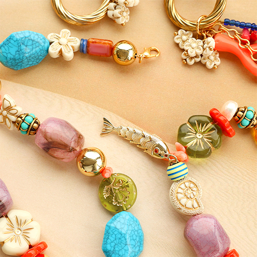 Bellos abalorios acr&iacute;licos con detalles dorados