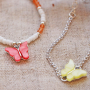 Crea tu propia joyer&iacute;a de verano con estos coloridos colgantes y entrepiezas de mariposa
