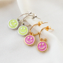 Haz maravillas con estos colgantes smiley de moda en plexx y metal DQ