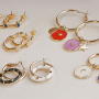 Ponte creativo con los colgantes y las pulseras de esmalte