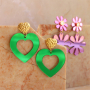 Trucos para crear pendientes llamativos con las flores y corazones Plexx  