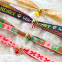 Crea pulseras y regalos festivos con cinta BY31&reg; y cascabeles