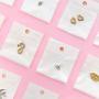 Joyas minimalistas con colgantes de acero inox y strass 