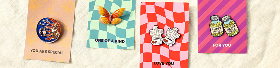 ¡Ordena! Broches y pins coloridos en diseños divertidos ¡Ordena! Broches y pins coloridos en diseños divertidos