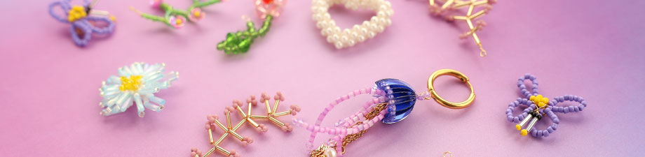 Abalorios de vidrio tejidos en varias formas Abalorios de vidrio tejidos en varias formas