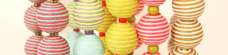 Abalorios acr&iacute;licos statement con cord&oacute;n encerado