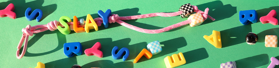 Nuevos abalorios letras acr&iacute;lico