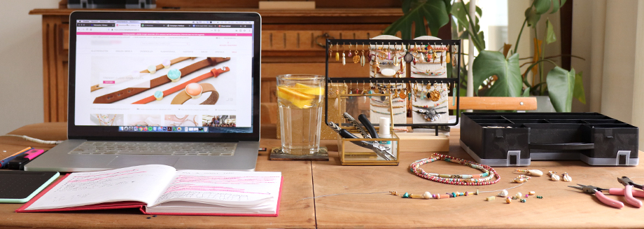 Trabajando desde casa y vendiendo a través de las redes sociales afbeelding